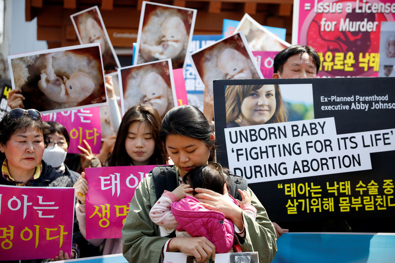 © Reuters. Pro-abortion law protesters take part in a rally to support the abortion law in front of the constitutional court in Seoul