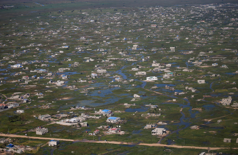 © Reuters. FILE PHOTO:  A general view of houses seen from the air near Nhamatanda village following Cyclone Idai