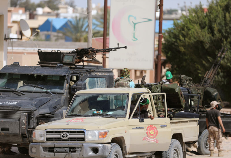 © Reuters. Carros de membros da força militar pró-governo nas ruas de Trípoli, Líbia