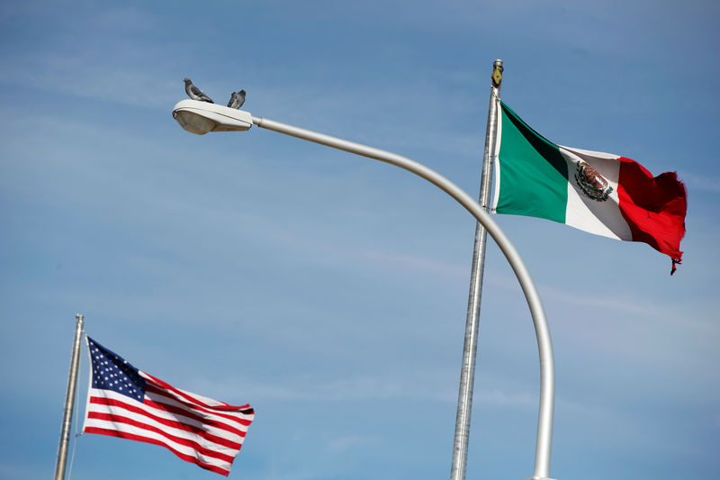 © Reuters. FILE PHOTO:  The US flag and the Mexico's flag are pictured on the international border bridge Paso del Norte in between El Paso US and Ciudad Juarez in Ciudad Juarez, Mexico