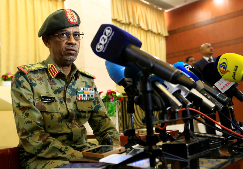 © Reuters. وزير الدفاع السوداني يعلن "اقتلاع النظام" والتحفظ على البشير في مكان آمن