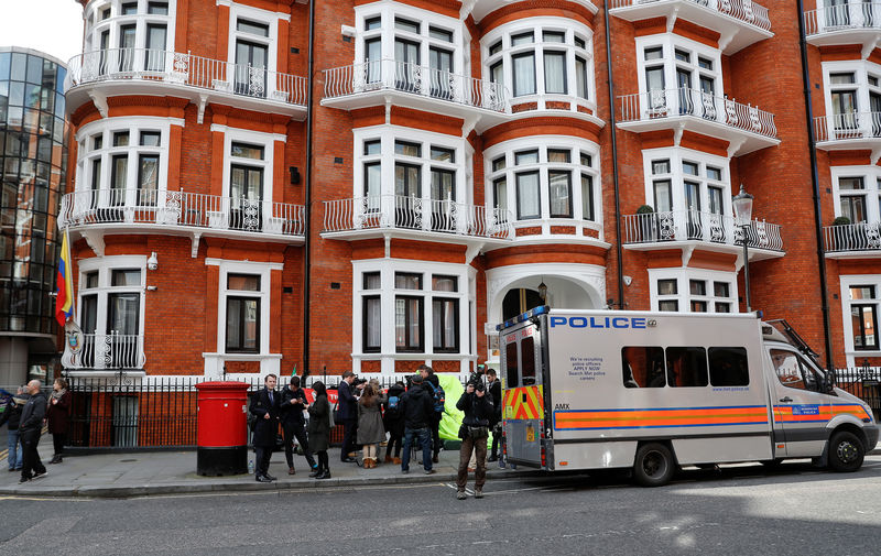 © Reuters. شرطة بريطانيا تعتقل أسانج مؤسس ويكيليكس في سفارة الإكوادور