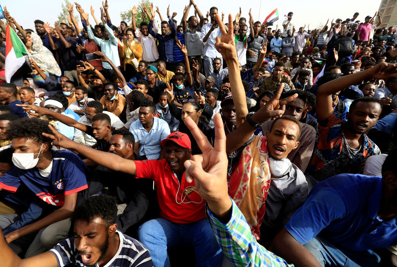 © Reuters. Manifestantes sudaneses protestam pela renúncia do presidente Omar Al-Bashir em frente ao Ministério da Defesa, em Cartum