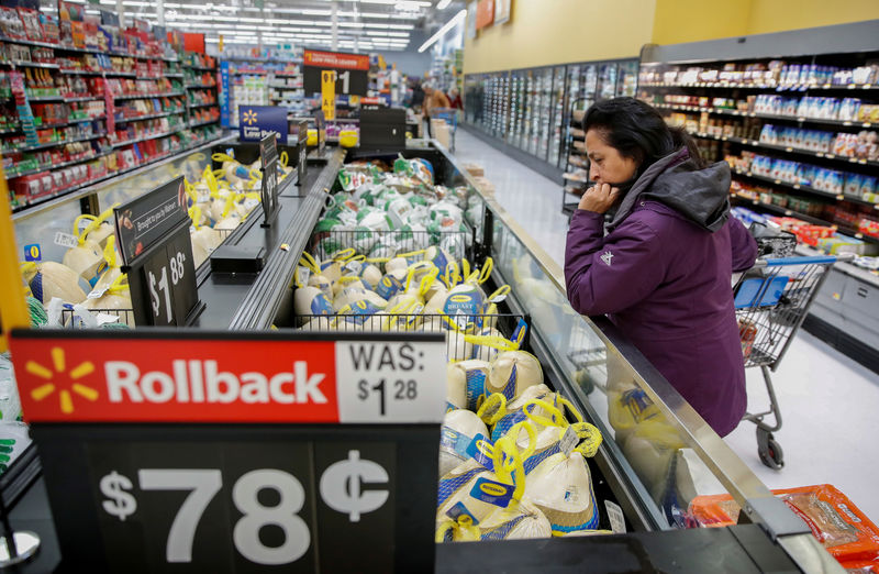 © Reuters. FILE PHOTO: Shoppers at a Walmart store in Chicago Illinois