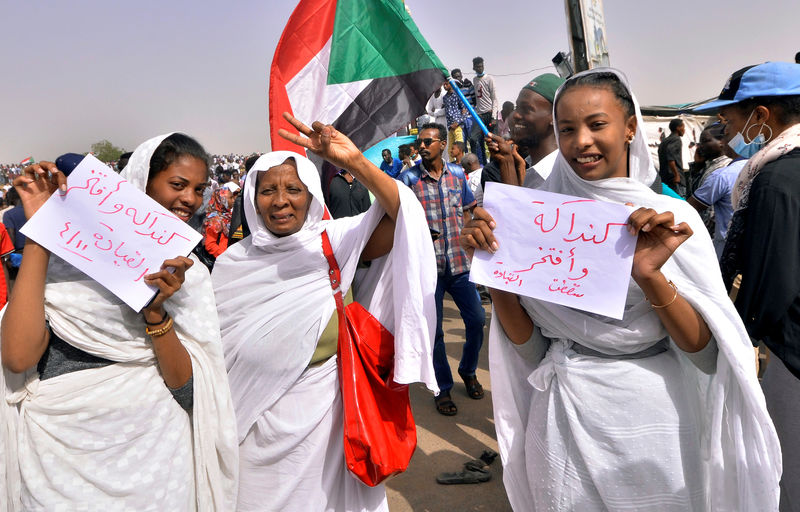 © Reuters. مصدر: تجمع المهنيين السودانيين يرفض بيان الجيش ويدعو لمواصلة الاحتجاجات