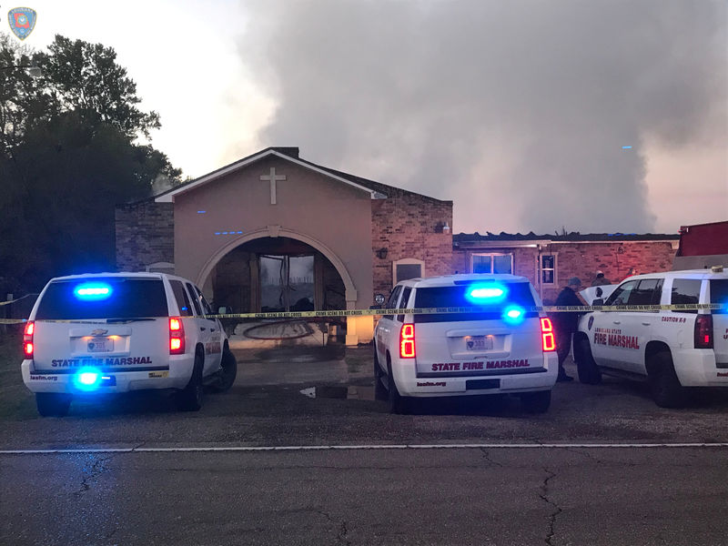 © Reuters. Carros de bombeiros de Louisiana em frente a igreja incenciada