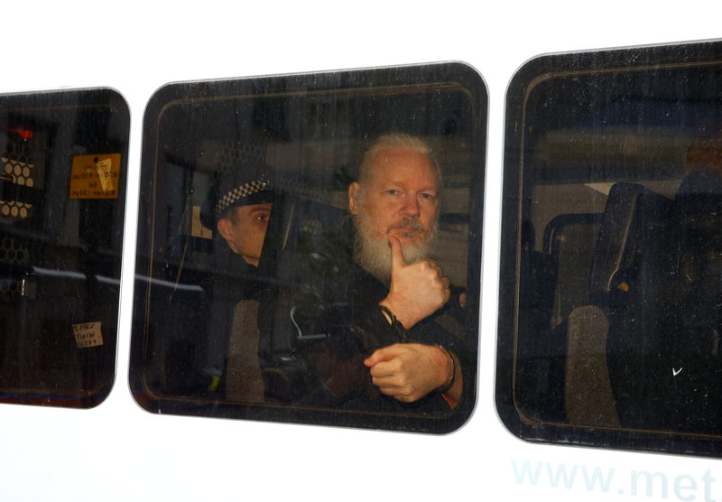 © Reuters. El fundador de WikiLeaks, Julian Assange, en una camioneta de la policía después de que fue arrestado, frente a la embajada ecuatoriana en Londres, Gran Bretaña.