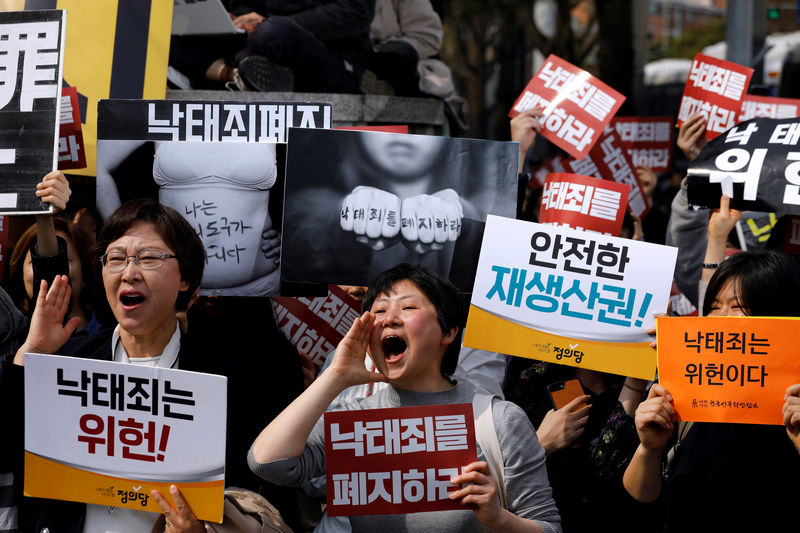 © Reuters. Manifestante protestam a favor de derruba de lei antiaborto na Coreia do Sul