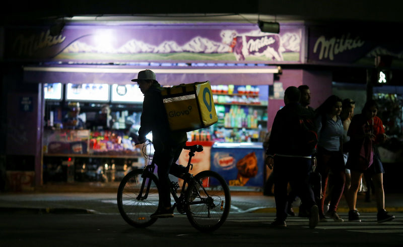 © Reuters. Um entregador da Glovo pedala pelas ruas de Buenos Aires