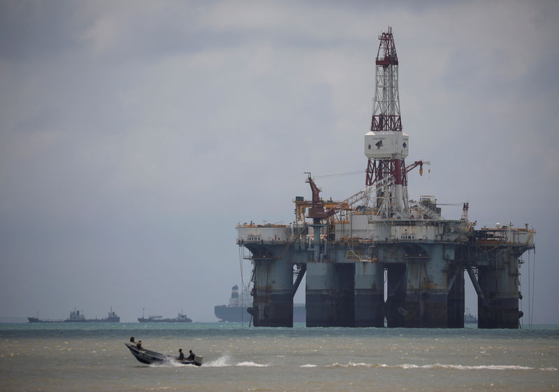 © Reuters. Plataforma de petróleo nas águas da costa sul de Pengerang