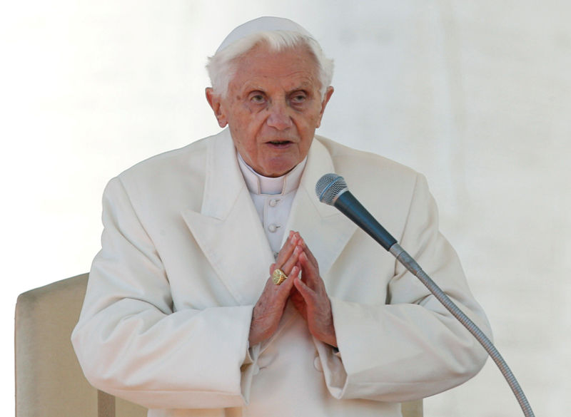 © Reuters. Papa Bento 16 durante audiência na Praça de São Pedro