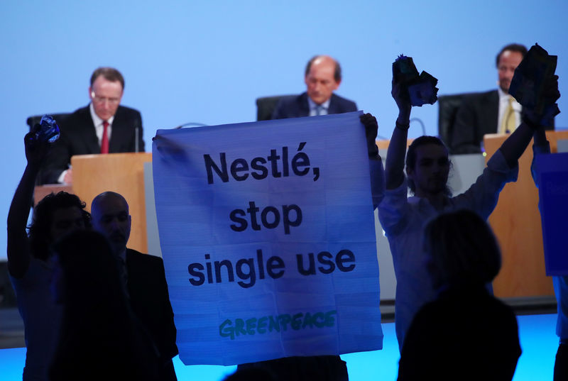 © Reuters. Greenpeace activists demonstrate against plastic usage during the 152nd Annual General Meeting of Nestle in Lausanne