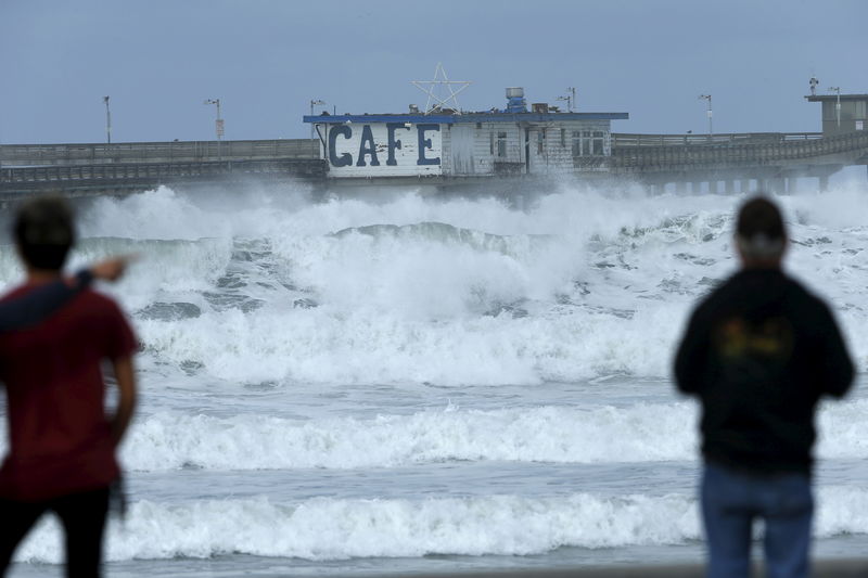 © Reuters. Pier fechado devido a tempestade fortalecida por El Nino em Ocean Beach