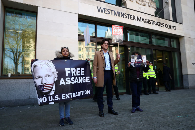 © Reuters. Manifestantes protestam a favor de Julian Assange do lado de fora de tribunal em Londres