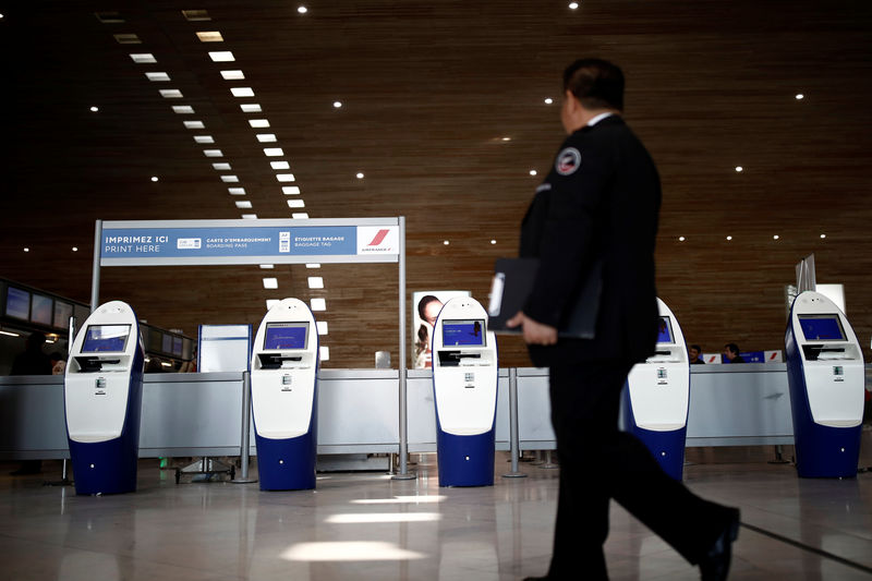 © Reuters. Touchscreen self-service check-in machines for passenger stand at the Air France-KLM Group check-in desk inside Charles de Gaulle airport, operated by Aeroports de Paris, in Roissy