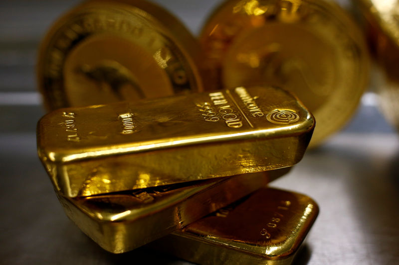 © Reuters. الذهب ينزل عن مستوى 1300 دولار مع صعود الدولار بعد بيانات أمريكية قوية