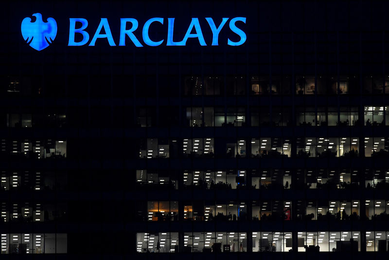 © Reuters. FILE PHOTO: Workers are seen in at Barclays bank offices in the Canary Wharf financial district in London