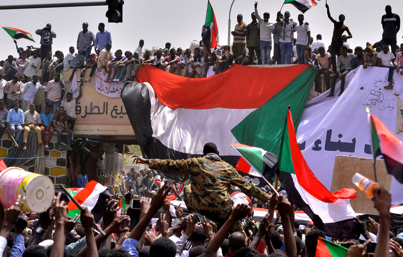 © Reuters. Manifestantes en el exterior del Ministerio de Defensa en Jartum