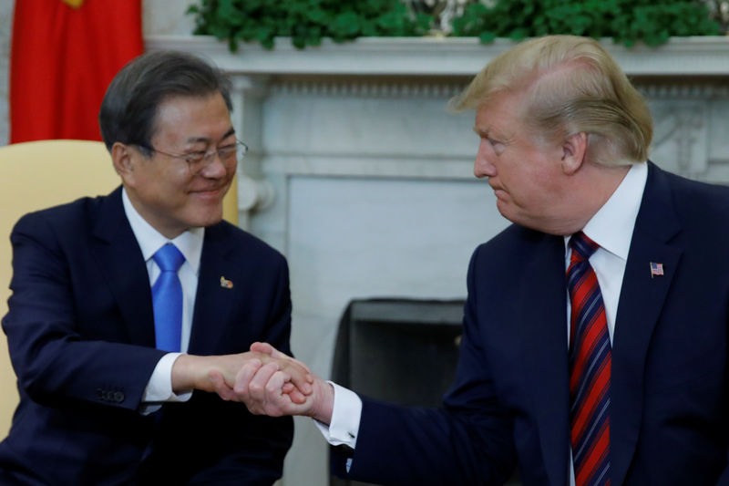 © Reuters. Presidente dos EUA, Donald Trump, recebe presidente da Coreia do Sul, Moo Jae-in, na Casa Branca