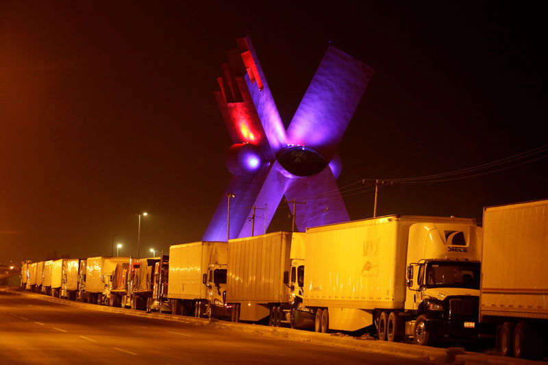 © Reuters. FILE PHOTO: Trucks wait in a long queue for border customs control to cross into U.S., at the Cordova-Americas border crossing bridge in Ciudad Juarez