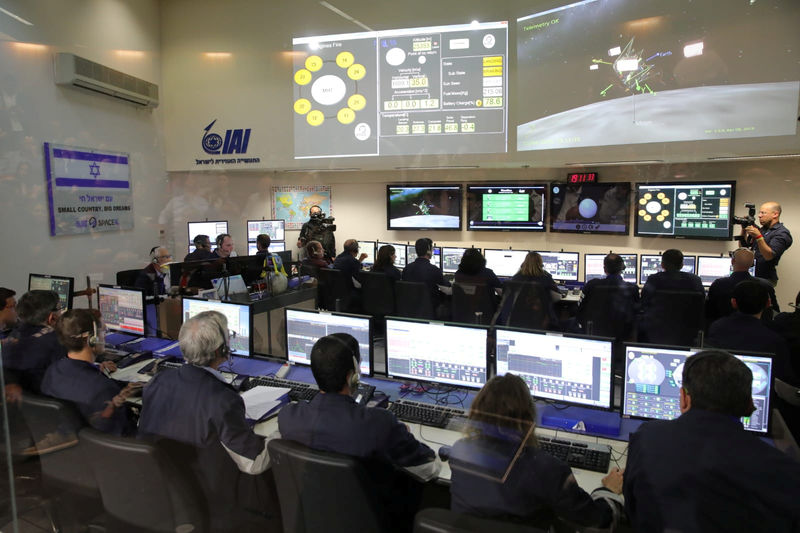 © Reuters. Integrantes da equipe do foguete israelense Beresheet na sala de controle da missão em Yahud, em Israel