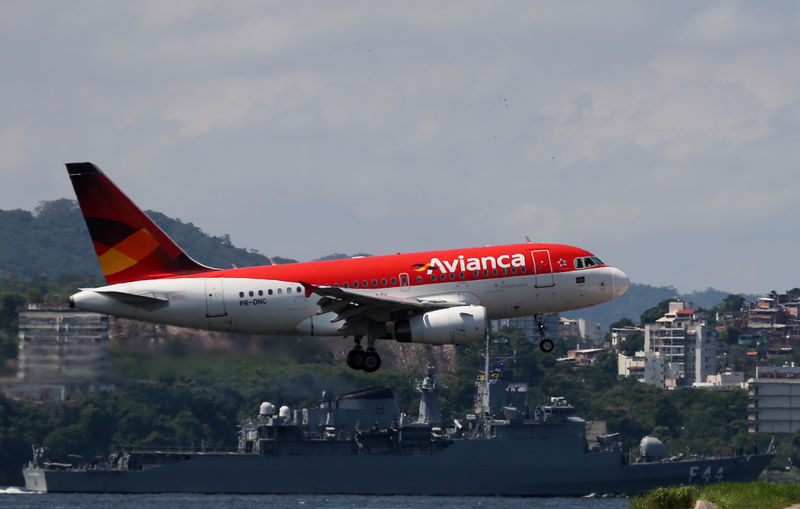 © Reuters. FILE PHOTO: An Airbus A318 airplane of Avianca Brazil flies over the Guanabara Bay as it prepares to land at Santos Dumont airport in Rio de Janeiro