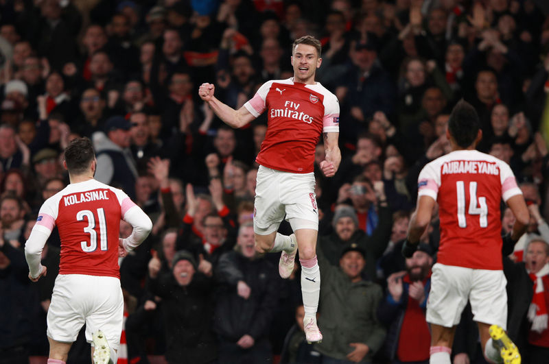 © Reuters. Aaron Ramsey del Arsenal celebra tras anotar el primer gol en el triunfo 2-0 sobre Napoli por el partido de ida de los cuartos de final de la Liga Europa en Londres