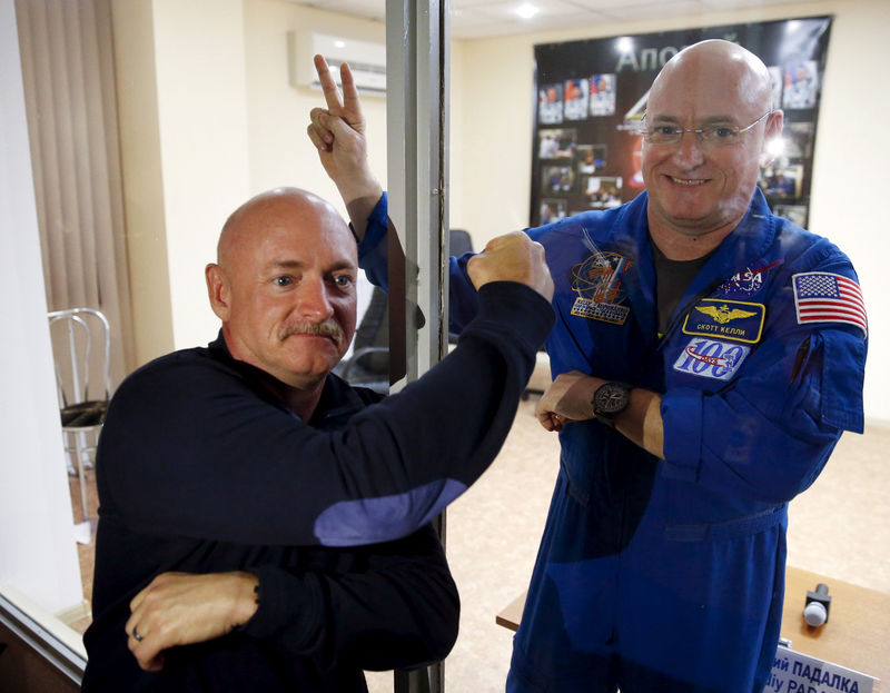 © Reuters. Astronauta Scott Kelly (D) e seu irmão gêmeo, Mark Kelly (E) posam para foto em Baikonur