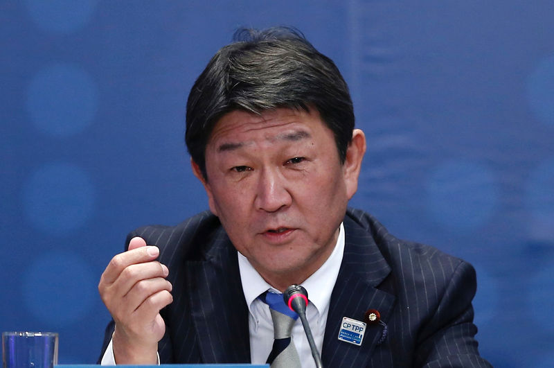 © Reuters. FILE PHOTO: Japan's Minister of Economic Revitalization Toshimitsu Motegi speaks during the signing agreement ceremony for the Trans-Pacific Partnership (TPP) trade deal, in Santiago