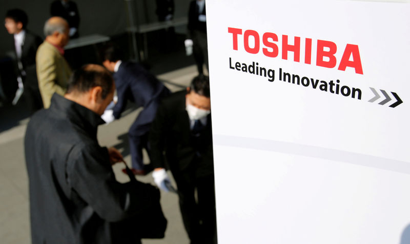 © Reuters. The logo of Toshiba is seen as shareholders arrive at Toshiba's extraordinary shareholders meeting in Chiba