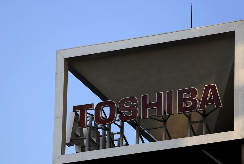 © Reuters. The logo of Toshiba Corp is seen at its headquarters in Tokyo