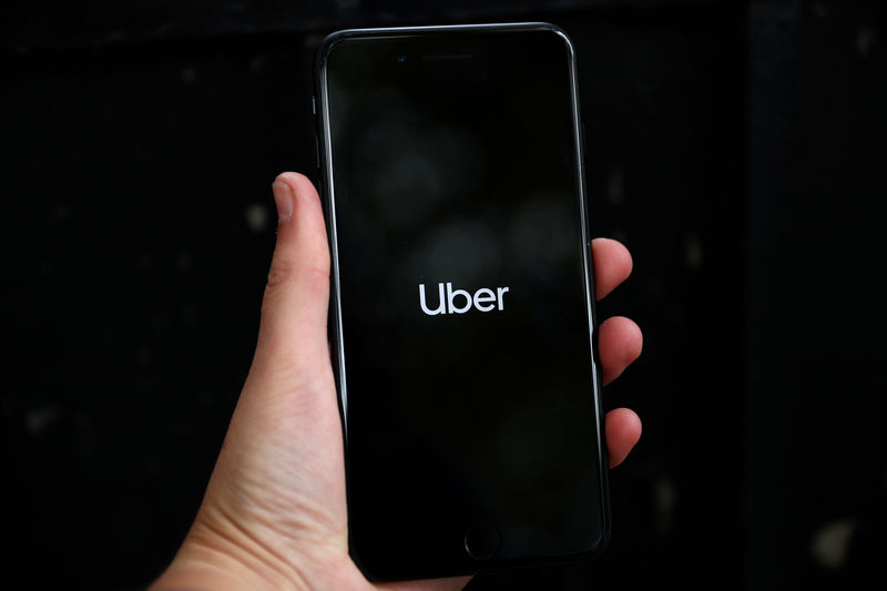 © Reuters. FILE PHOTO: FILE PHOTO: Uber's logo is displayed on a mobile phone in London, Britain