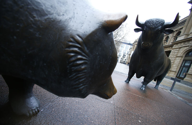 © Reuters. Bull and bear statues are pictured outside Frankfurt's stock exchange