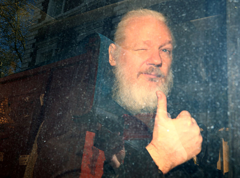 © Reuters. El fundador de WikiLeaks, Julian Assange, llega en una camioneta a una corte, después de que fue arrestado, frente a la embajada ecuatoriana en Londres, Gran Bretaña.