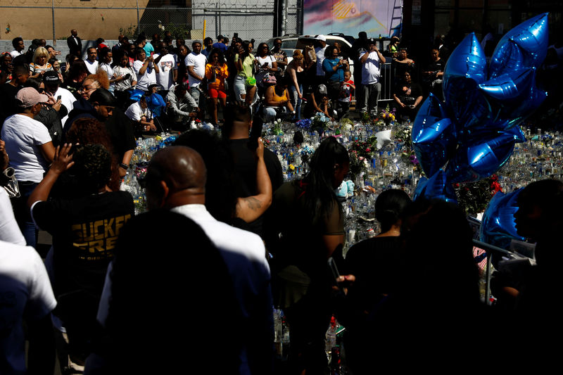 © Reuters. Imagen de archivo de gente lamentando la muerte a tiros del rapero Nipsey Hussle afuera de la tienda The Marathon Clothing en la Avenida Slauson de Los Angeles