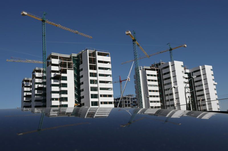 © Reuters. FOTO DE ARCHIVO: Obras de construcción de un bloque de pisos en Madrid