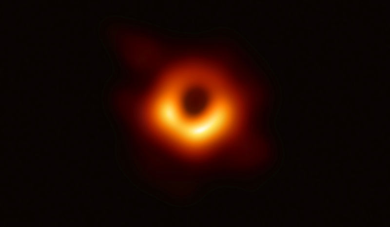 © Reuters. La primera foto de un agujero negro, tomada con una red global de telescopios, realizada por el proyecto Event Horizon Telescope (EHT)