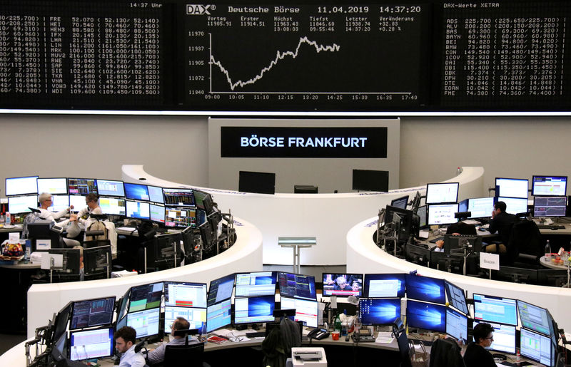 © Reuters. FOTO DE ARCHIVO: El gráfico del índice de precios de las acciones en Alemania, DAX, se muestra en la bolsa de valores de Fráncfort