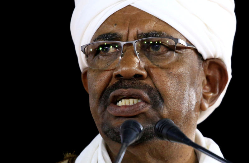 © Reuters. المجلس العسكري يقول إنه لن يسلم البشير وقد يحاكمه في السودان