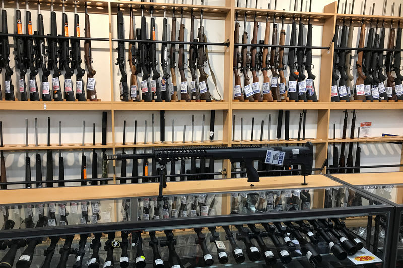 © Reuters. FILE PHOTO: Firearms and accessories are displayed in a gunshop in Christchurch