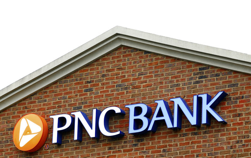 © Reuters. FILE PHOTO:  The logo above a PNC Bank is shown in Charlotte