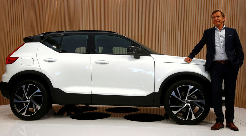 © Reuters. FILE PHOTO: President and Chief Executive Officer of Volvo Hakan Samuelsson poses near the new XC40 model during official presentation in Milan