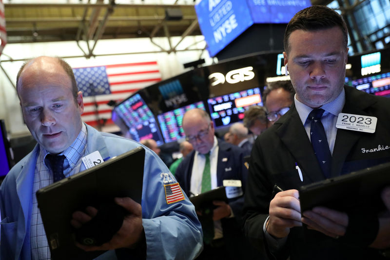 © Reuters. FILE PHOTO:  Traders work on the floor at the NYSE in New York