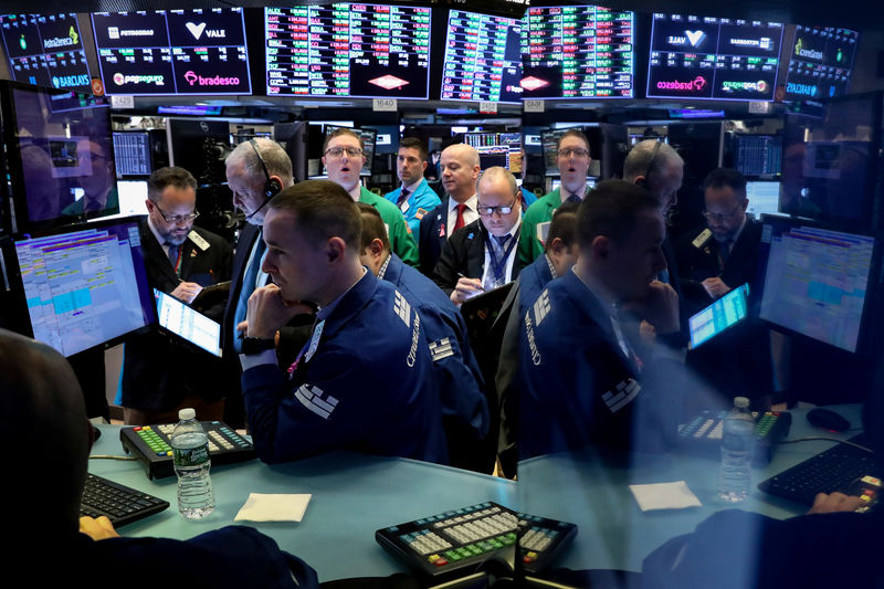 © Reuters. FILE PHOTO: Traders work on the floor at the NYSE in New York