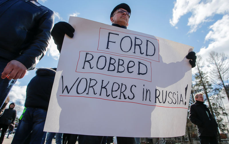 © Reuters. Работники Ford Sollers на пикете в знак протеста против предложенных им условий увольнения