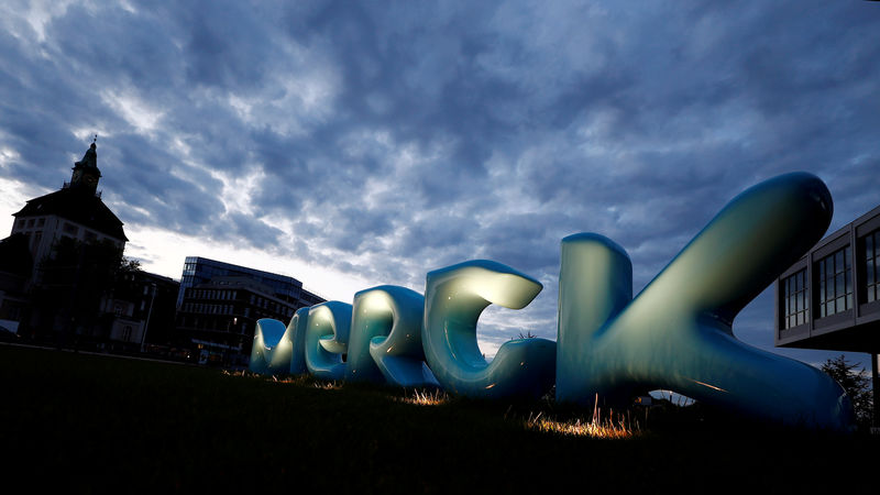 © Reuters. FILE PHOTO: The logo of German pharmaceuticals company Merck is seen in front of the company's headquarters in Darmstadt