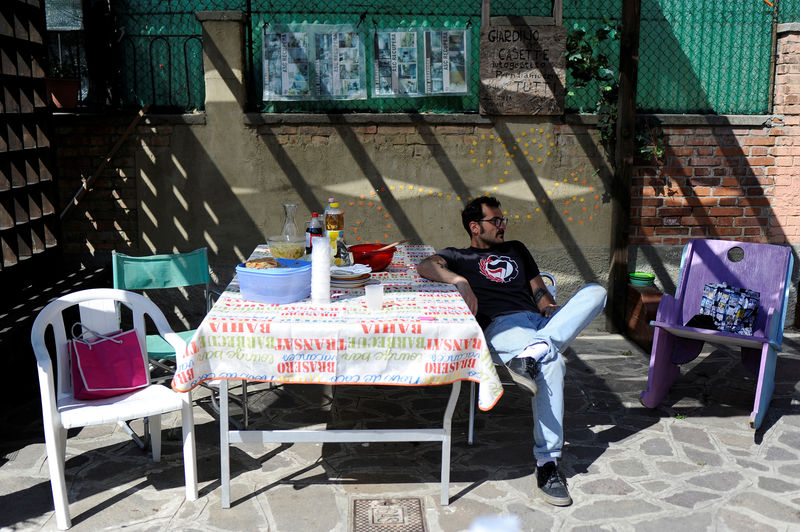 © Reuters. السكان يستولون على منازل خالية بالبندقية احتجاجا على ارتفاع الإيجارات