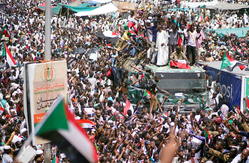 © Reuters. شاهد: مئات الآلاف يحتشدون بالشوارع المحيطة بوزارة الدفاع السودانية