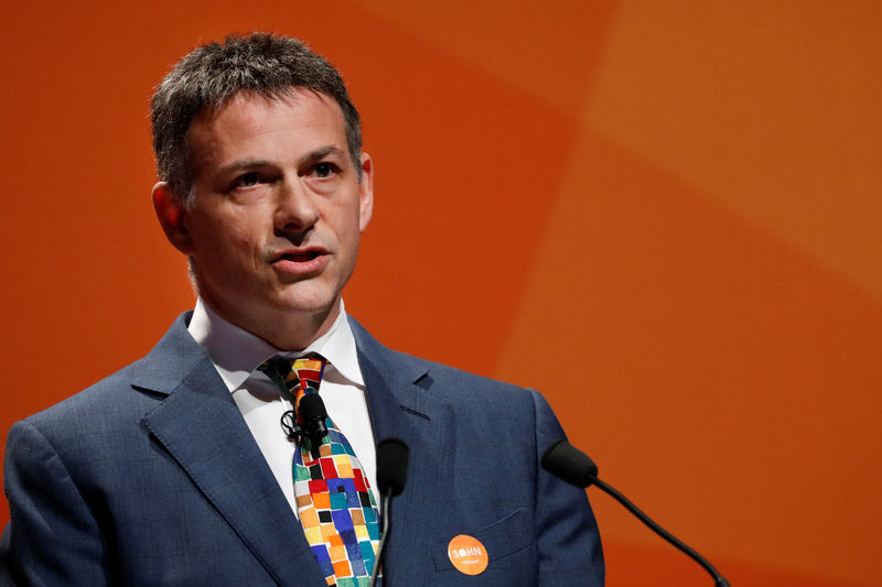 © Reuters. FILE PHOTO: David Einhorn, President of Greenlight Capital, Inc., presents during the 2018 Sohn Investment Conference in New York