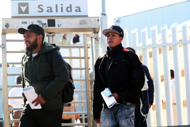 © Reuters. FILE PHOTO: Central American asylum seekers exit the Chaparral border crossing gate after being sent back to Mexico by the U.S. in Tijuana, Mexico